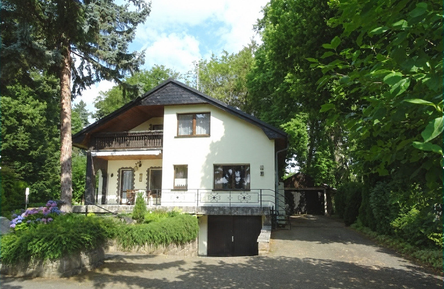 Freistehendes Einfamilienhaus auf parkähnlichem Grundstück in Meerane – Südostansicht